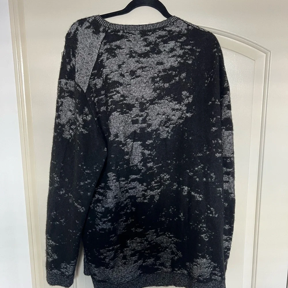 Men's Black and Gray Patterned Sweater - Picture 4 of 6